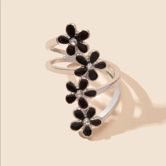 3/20 🔷 Flower Design ring - Picture 2 of 3